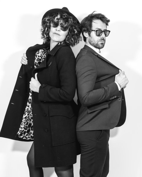 一对白人情侣在拍摄黑白时尚照片图片下载