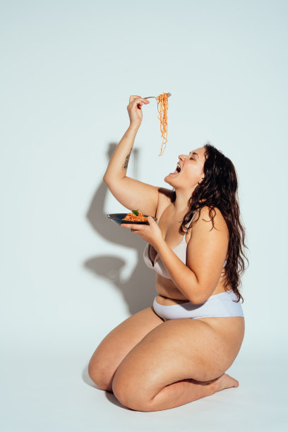 加上大小的女人在内衣工作室摆姿势图片下载