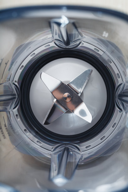 玻璃内部的搅拌刀片，特写。图片下载