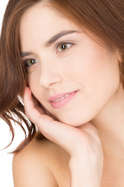 年轻沉思的女人看着别处，微笑着图片下载