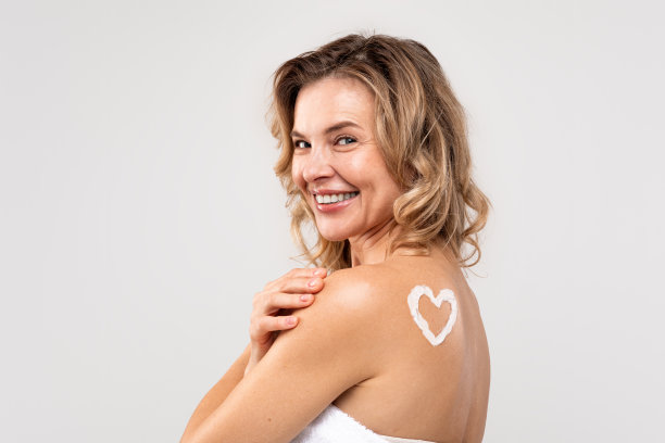爱我的身体。肩膀上奶油做心的成熟女人图片下载