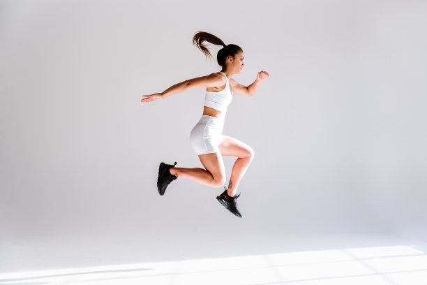 年轻的女运动员在健身房使用运动器材训练图片下载