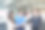 一对年轻夫妇在一家汽车经销店的陈列室里购买一辆新车，与卖方签订销售合同图片下载