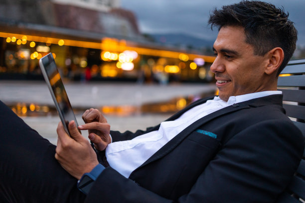 使用平板电脑的拉丁商人的侧面视图图片下载