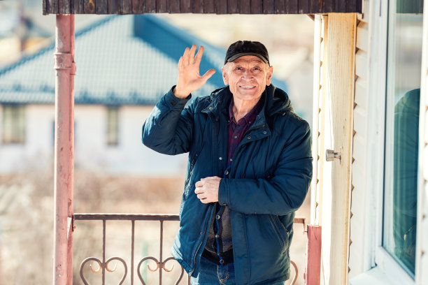 户外的肖像坦率的农民谁打招呼的人举手。图片下载