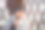 穿着格子衣服的老人从杯子里喝热咖啡或热茶图片下载