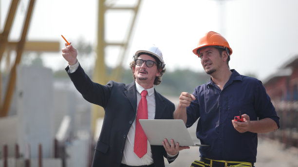 工程团队在现场工作图片下载