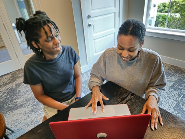 非裔美国女性共用一台笔记本电脑图片下载