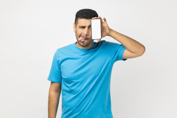 儿童用手机遮住眼睛并伸出舌头，留有复制空间图片下载