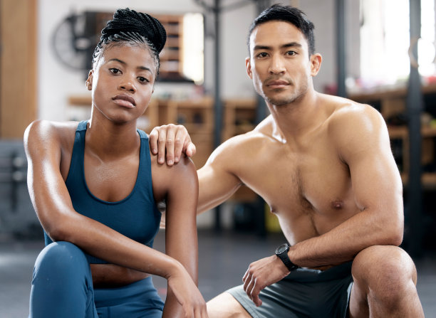 肖像，健身或黑人女性教练训练身体目标在锻炼或锻炼与团队合作。领导能力、伙伴关系或健康的运动朋友，有成长心态、动机或专注于健身房图片下载