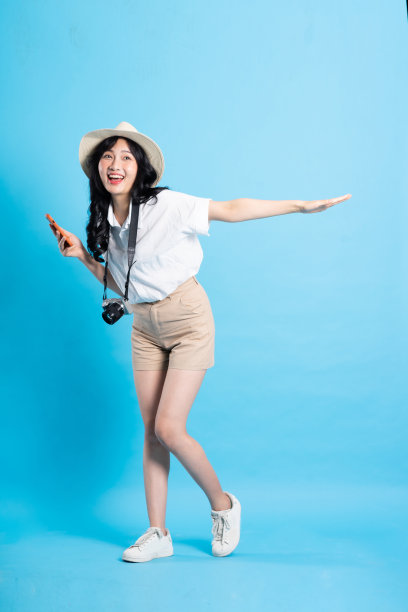 美丽的亚洲女孩旅行的肖像，孤立的白色背景图片下载