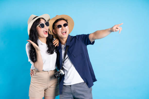 亚洲夫妇旅行的图像孤立在蓝色背景图片下载