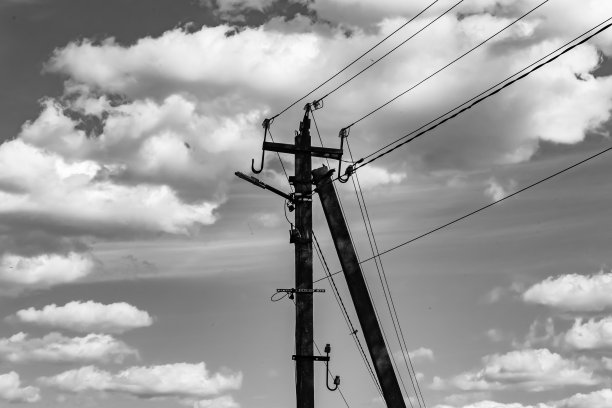 电源电杆与电线在灯光背景上接近图片下载