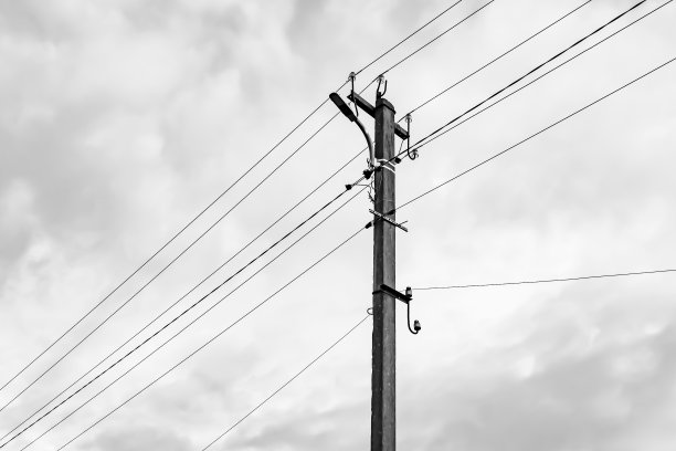 电源电杆与电线在灯光背景上接近图片下载