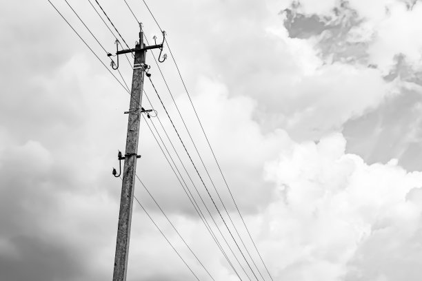 电源电杆与电线在灯光背景上接近图片下载