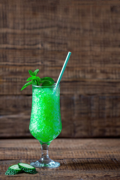 用花岗岩碎冰汁制成的夏季冷饮图片下载