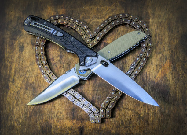 两把交叉的刀挂在车链上图片下载