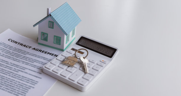 已批准按揭贷款申请，并附有房屋钥匙及橡皮图章。抵押计算器或房地产业务概念。图片下载