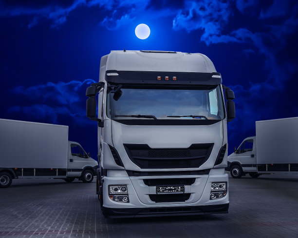 月光下停车场里的卡车图片下载