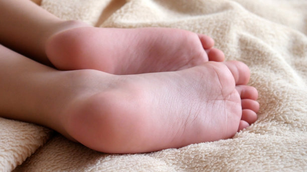 特写两个孩子的脚躺在一个柔软的格纹图片下载