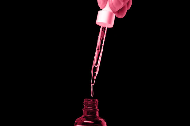 一滴油从玻璃吸管中滴下来。美容，化学，香水。微距照片特写。主题的照片。清新经典2023蓝色。年度色彩概念。图片下载