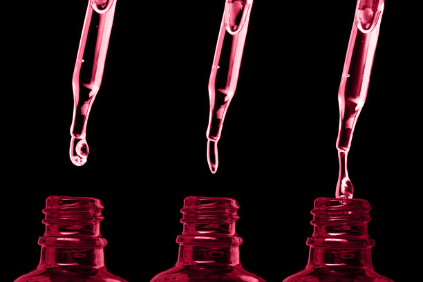 一滴油从玻璃吸管中滴下来。美容，化学，香水。微距照片特写。主题的照片。清新经典2023蓝色。年度色彩概念。图片下载