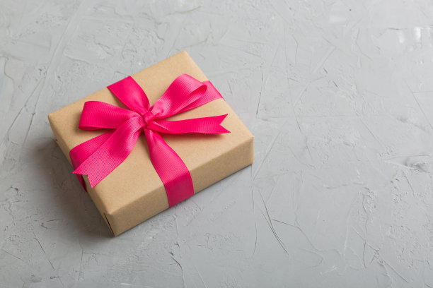 用彩带用牛皮纸包装的圣诞或其他节日手工礼物。礼物盒，桌子上的礼物装饰，顶视图与复制空间图片下载