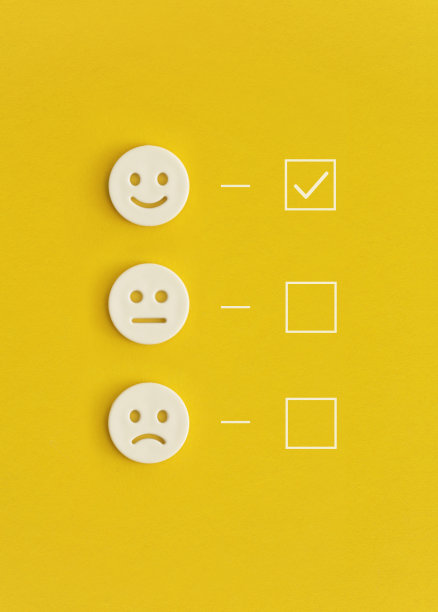 黄色背景上的微笑表情。客户反馈。图片下载