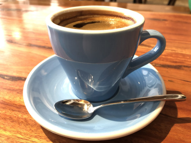 意式浓缩咖啡，浅蓝色杯，平底勺图片下载