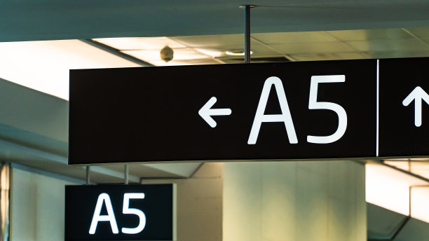 A5登机口的黑色机场标志图片下载