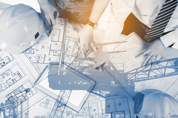 手绘蓝图与建筑师设备，建筑师在桌子上工作图片下载