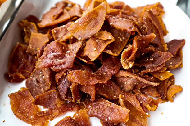 这张特写照片是在即食吸油纸上撒上白芝麻的炒干猪肉。图片下载