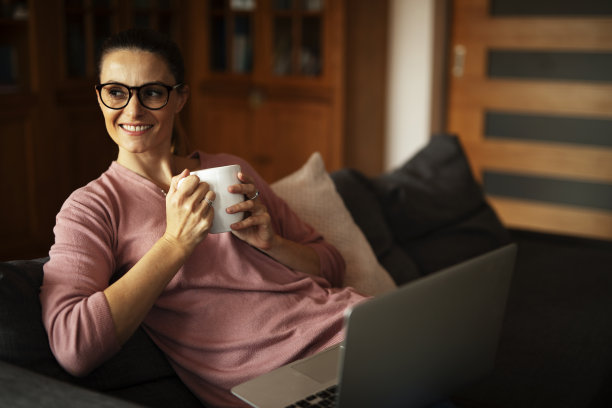 美丽的女人喜欢在家里喝新鲜的咖啡图片下载