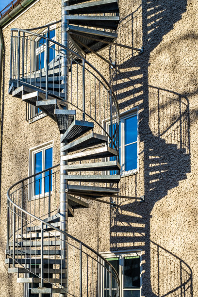 建筑上的现代紧急楼梯图片下载