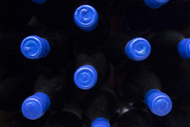 酒庄里的几瓶葡萄酒图片下载