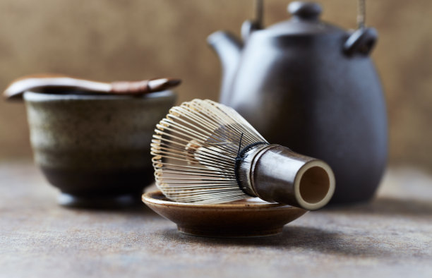 竹茶搅拌在质朴的石头背景。关闭了。图片下载