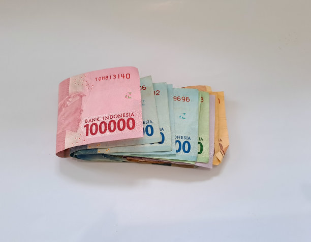 印尼盾。收集的印尼盾孤立在白色背景图片下载