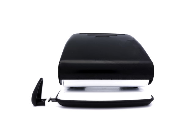 黑白打孔机，孤立在白色背景上。侧视图。图片下载