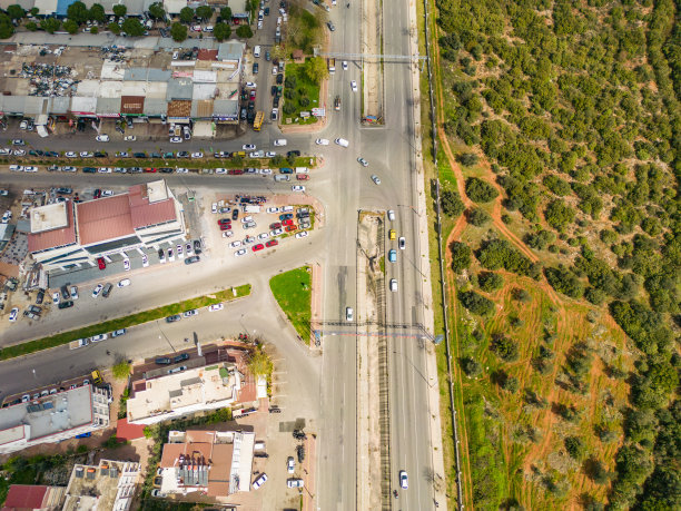 鸟瞰林地、住宅区和公路图片下载