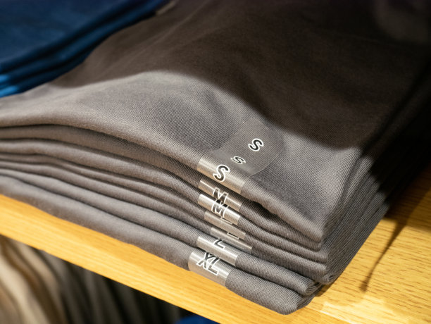 t恤整齐地放在架子上图片下载