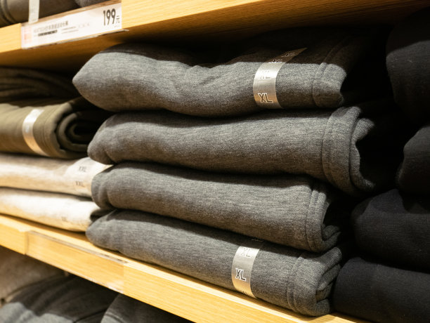 运动裤整齐地放在架子上图片下载