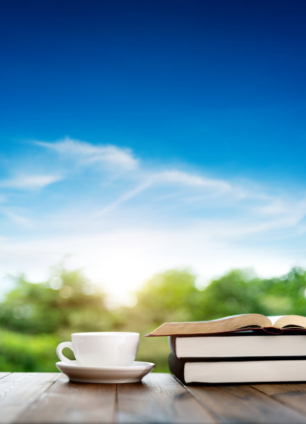 在桌子上喝咖啡，看书图片下载