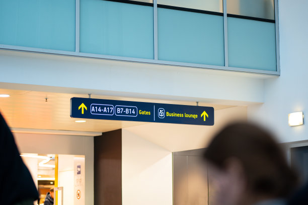 机场登机口和商务贵宾室方向信息指示牌图片下载