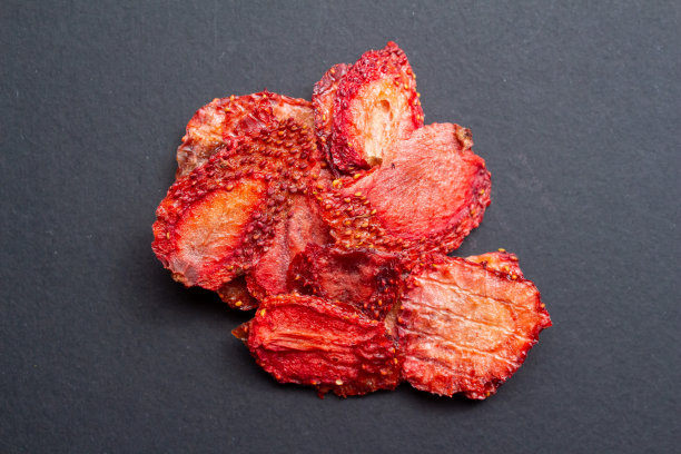 黑色背景上的草莓干图片下载