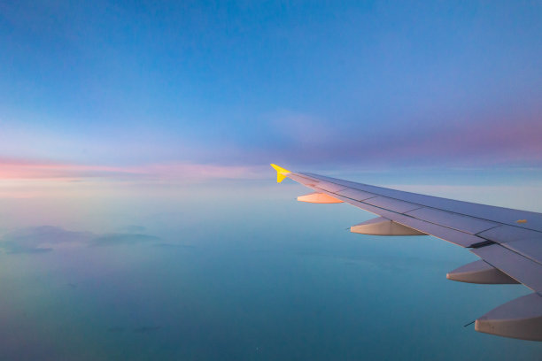 从窗户看天空的飞机图片下载