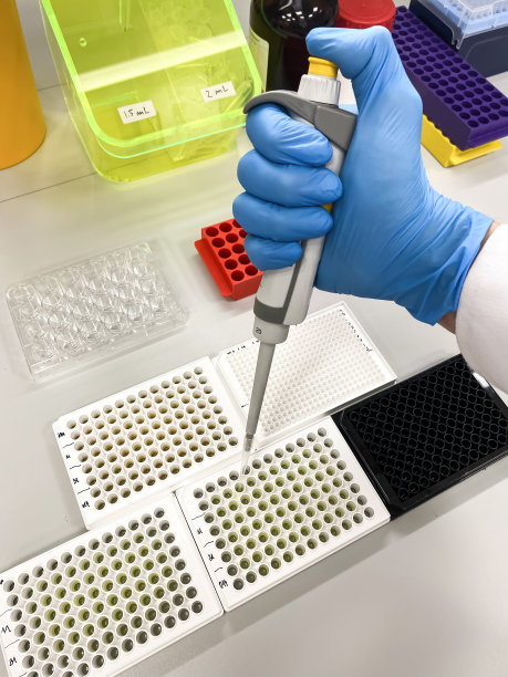 实验室工作台，上面有多孔板图片下载