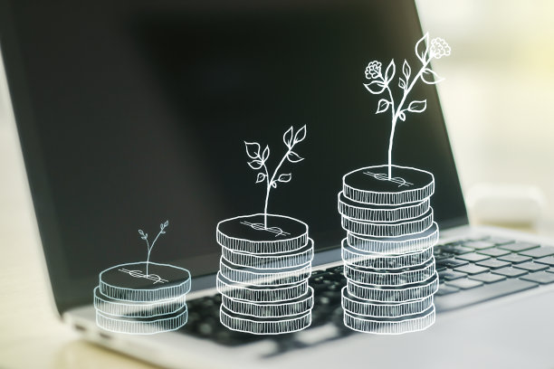 笔记本电脑背景上的现金储蓄全息图的双重曝光。发展和实现目标的概念图片下载