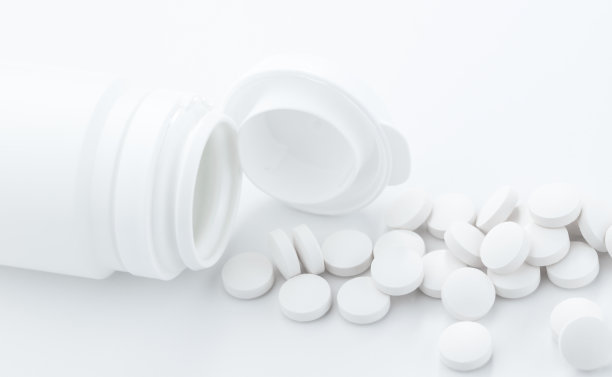健康保险概念。侧面的白色药丸和药丸瓶。图片下载