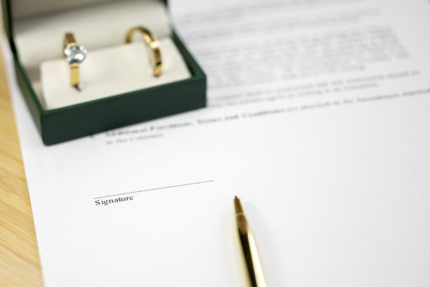 金婚戒用金笔在婚约上签字签字结婚。特写镜头宏图片下载