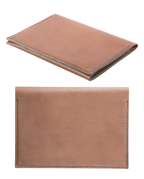 非常时尚的皮革钱和信用卡钱包。手工制作的。白色背景隔离图片下载